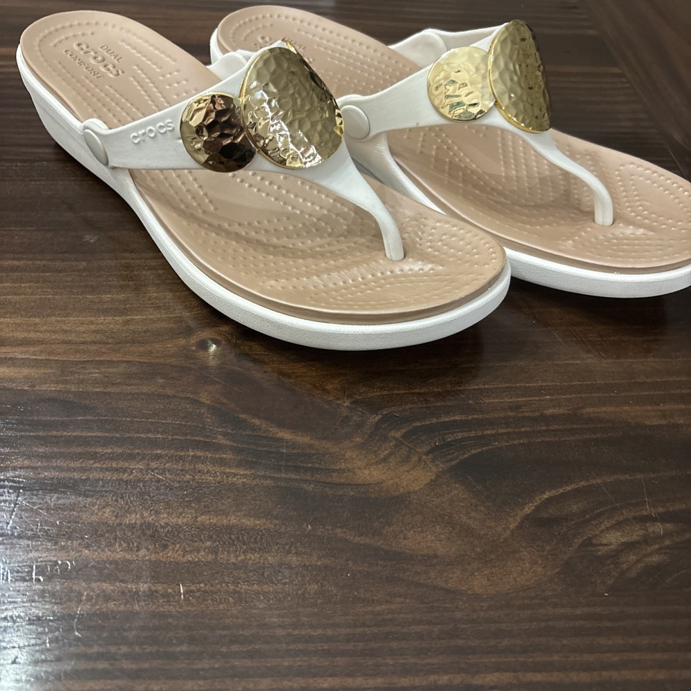 Crocs Womens 9 White Sanrah Hammered Circle Sandal Flip Flop Wedge Medallion